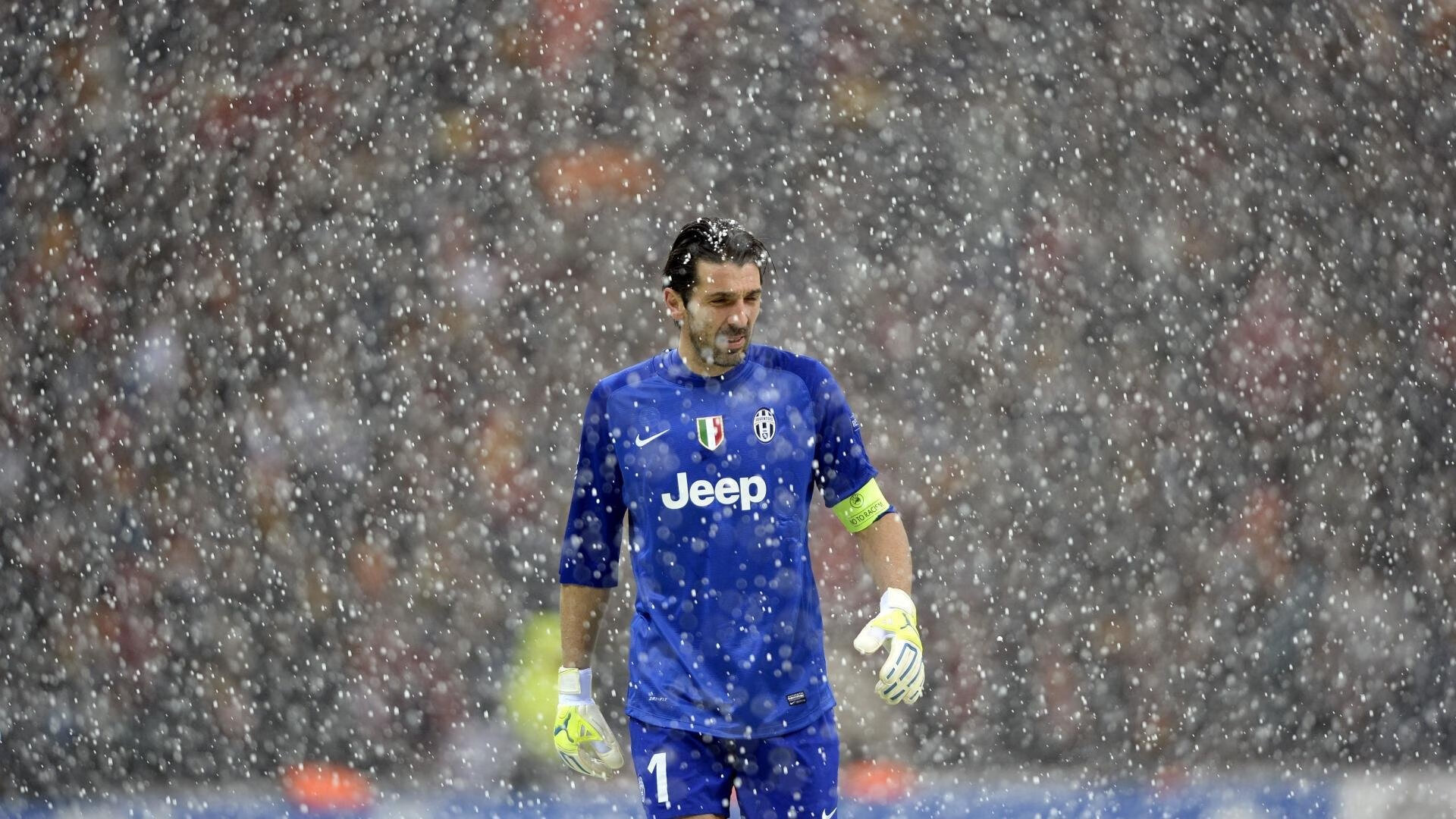 激烈角逐：球场上的火药味愈发浓厚，足球场上球迷放的烟火